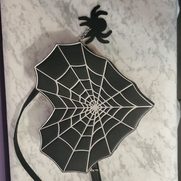 Heart Shaped Spider Web Crossbody - Picture 2 of 4